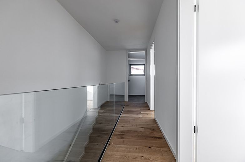 Stilvolle Neubau-DHH / Jetzt letzte Einheit sichern – Flur OG / Musterhaus