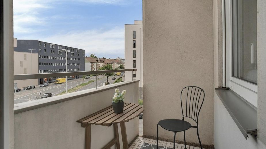 Ready to move in! Modern, light-filled 2-room apartment in an attractive Nuremberg location – Loggia