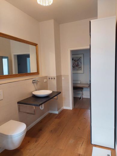 Zentral gelegene 4-Zimmer Wohnung mit Balkon und Fahrstuhl – Badezimmer3