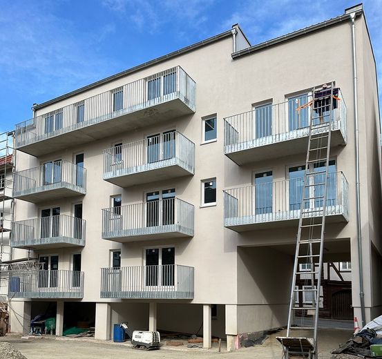 Compact and clever with balcony: Charming 1-room apartment incl. fitted kitchen – Hofansicht