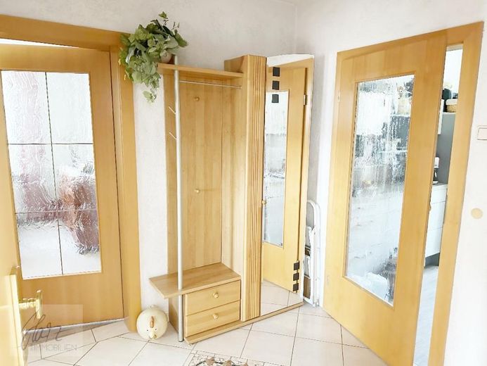 ***AB SOFORT ZU VERKAUFEN --SEHR GEPFLEGTE 3-RAUMWOHNUNG--*** mit Tageslichtbad und Dusche in einer sehr gepflegter Wohneigentumsanlage – Flurbereich mit Blick Richtung Wohnzimmer und Küche (Verkauf ohne Inventar)