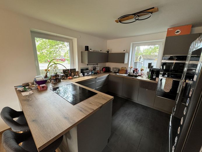Modernes Einfamilienhaus mit hochwertiger Ausstattung und Smart-Home-System in Groß Wesenberg – Küche