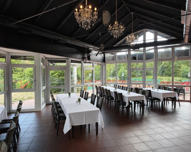 Großes Restaurant/Café mit Sonnenterrasse und zwei Kegelbahnen im Tennisclub TG 49 Bochum – Gastro Saal