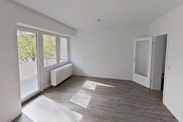 Luminoso apartamento de 3 habitaciones, bien distribuido, con BALCÓN y baño con bañera en el sur de Burgdorf