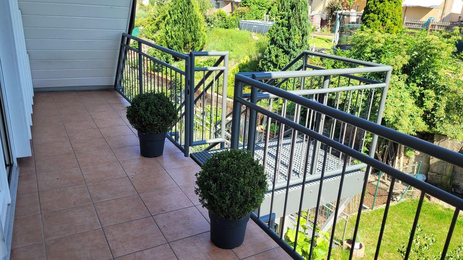 Loggia mit Treppe z. Garten (2
