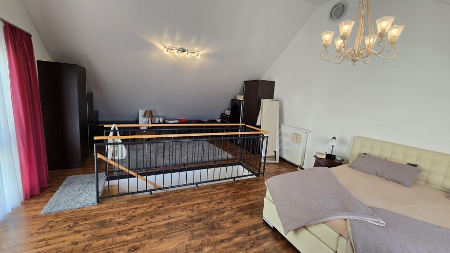 Entra subito, senza costruire: bifamiliare di 5 locali, 140m² di superficie abitabile, 180m² di superficie utile, classe di efficienza A, cantina, giardino, 4 posti auto – Studio
