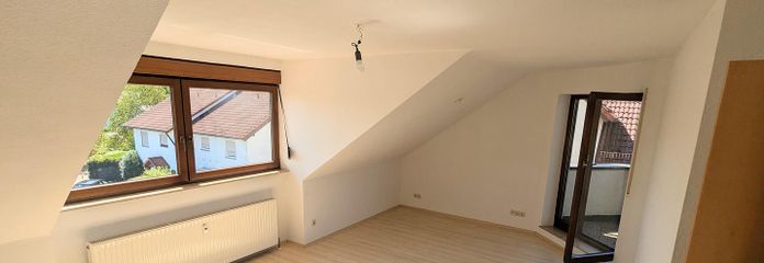 Bright 3-room apartment + west-facing balcony & underground parking space – Wohnzimmer