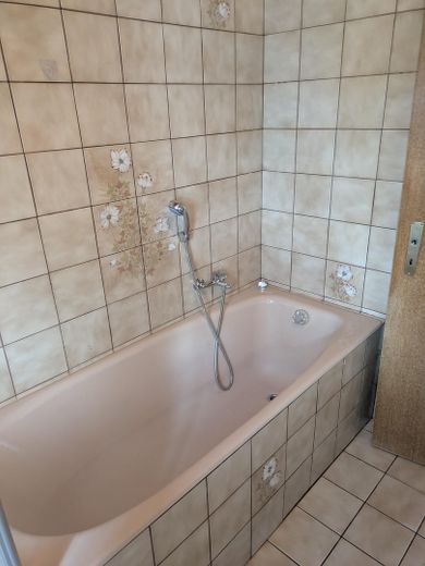 Schöne 4 Zimmer Wohnung mit Balkon und Garten – Badezimmer
