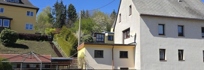 Ampia casa unifamiliare con circa 160 m² di superficie abitabile, due garage e molteplici possibilità di utilizzo