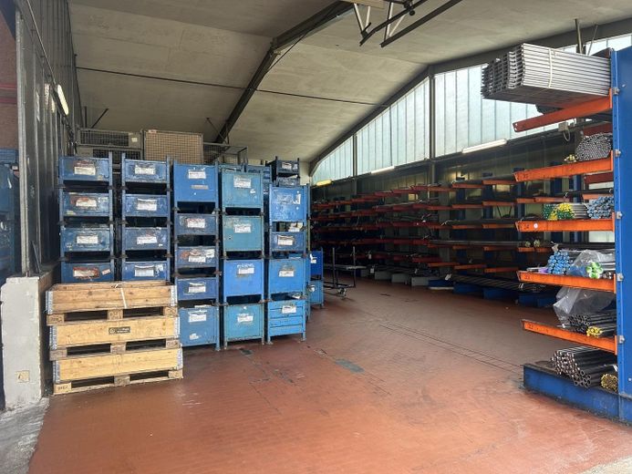 Vielseitig nutzbare Gewerbeeinheit mit Verwaltung und großer Freifläche in Illertissen zu mieten – Produktions-/Lagerhalle
