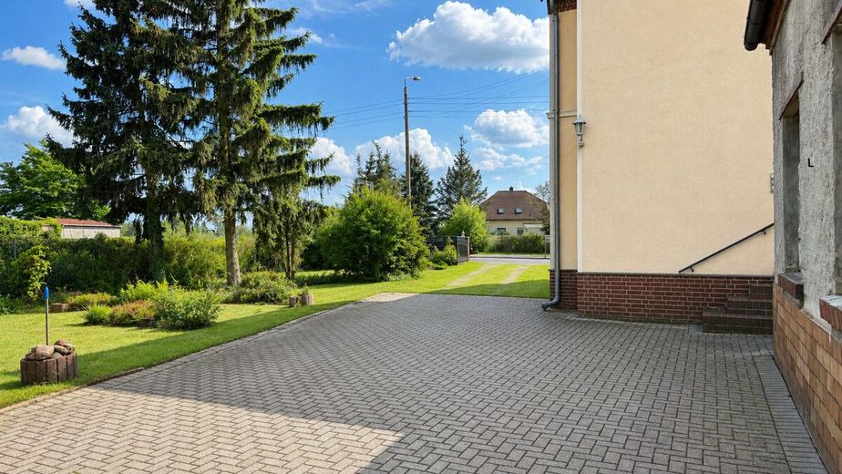PROVISIONSFREI | Zweifamilienhaus mit Gewerbeeinheit, großem Grundstück und Pool – viel Platz zu parken für dein Gäste