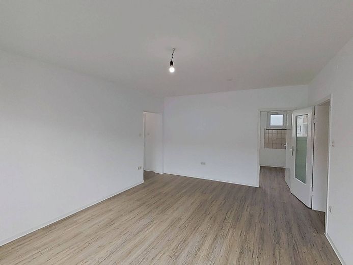 Komfortabel ausgestattete 4-Zimmer-Wohnung mit BALKON – Ansicht II: Wohn- und Esszimm…
