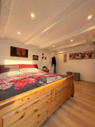 Fully renovated family home with a stunning conservatory, photovoltaic system, heat pump & large outbuilding – Schlafzimmer 1E