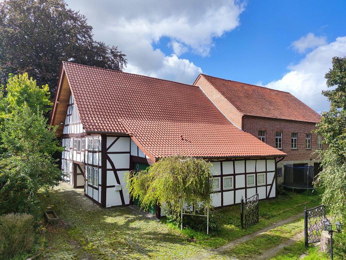 Sin intermediarios: finca con entramado de madera de alrededor de 1720 – aprox. 1.030 m² de superficie habitable/útil, salón, taller, edificio anexo – Historische Hofanlage um 1720