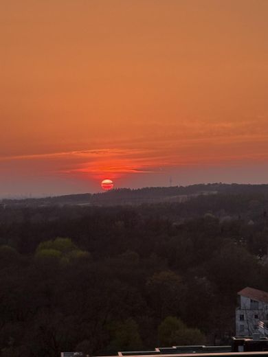 Penthouse mit großer Dachterrasse, Panoramablick & privater Sauna – Traumhafte Sonnenuntergänge