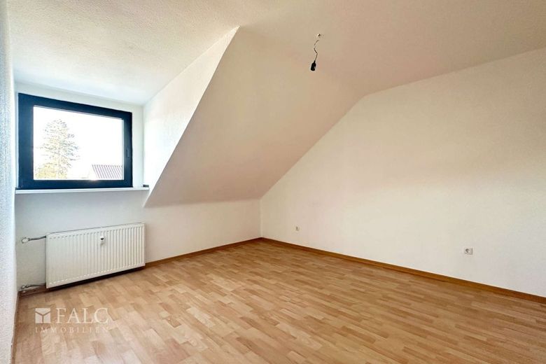 Dachgeschosswohnung mit Stellplatz in ruhiger Lage von Köln-Lövenich – Schlafzimmer