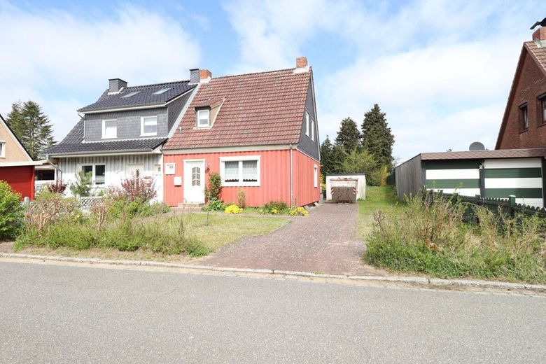 Holzhaus mit Geschichte und viel Potenzial in ruhiger Wohnlage von Bordesholm – Frontansicht