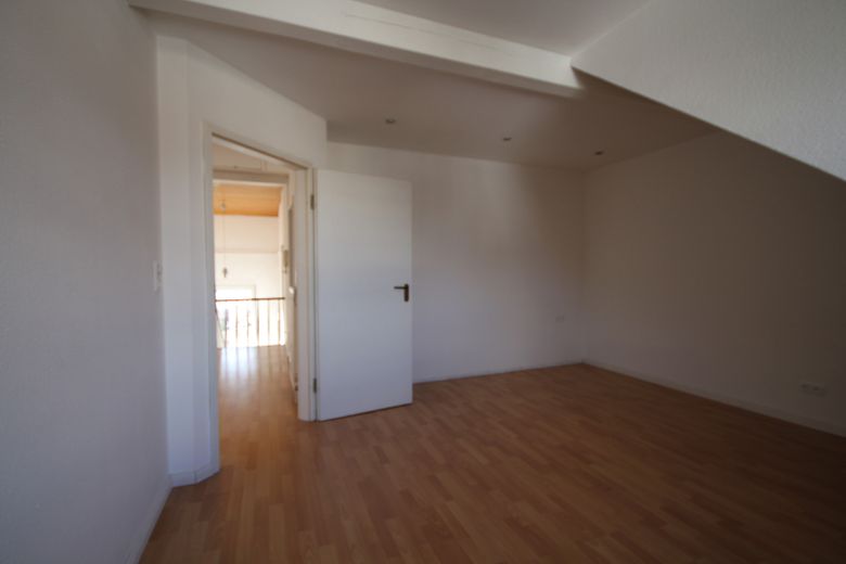 Lichtdurchflutete Komfort-Dachgeschoßwohnung für Zwei in schöner Wohnlage direkt in Neu-Isenburg – Schlafzimmer 1