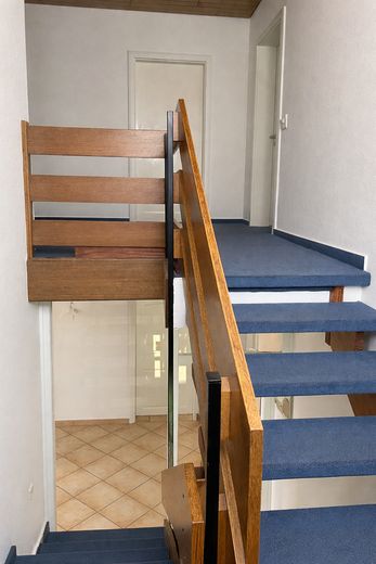 Exclusive House with Garage and Three Parking Spaces – Treppe zum OG