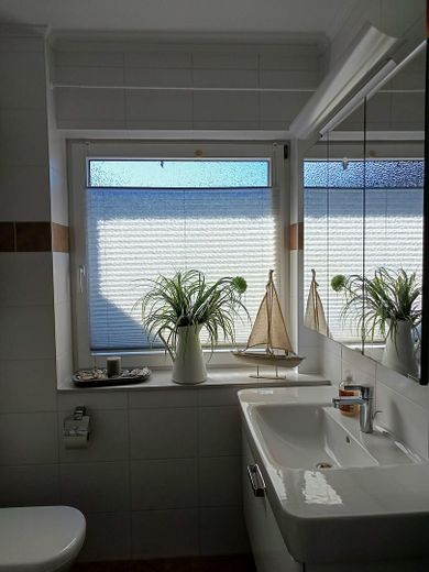 3-Zimmer-Wohnung mit Balkon, Carport & zusätzlichem Hobbyraum (mit eigenem Eingang) – Badezimmer