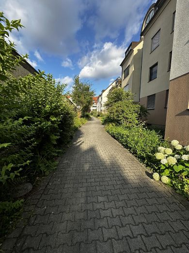 Gemütliche 3-Zimmer-Wohnung mit cleverem Extrazimmer und Garage – Weg zum Hauseingang