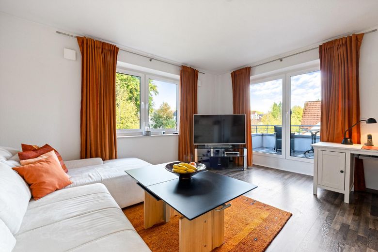 Wohnzimmer mit Balkonzugang