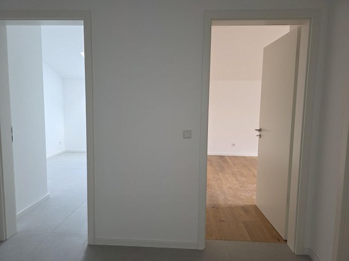 Penthousewohnung in Trier-Quint, Neubau Erstbezug, sonnige ruhige Lage – Blick vom Flur ins KiZi und SZ