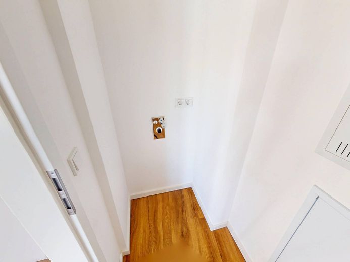Lichtdurchflutete 3-Zimmer-Wohnung mit EINBAUKÜCHE, BALKON und 2 Bädern – HWR