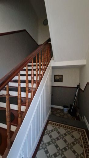 Reserviert: 3,5-Zimmer-Wohnung mit Privatgarten in Zweifamilienhaus, sanierter Altbau – Treppenhaus