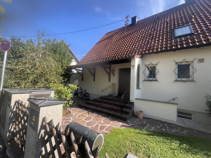 Zweifamilienhaus auf 819 qm Traumgrundstück – Eingangsbereich