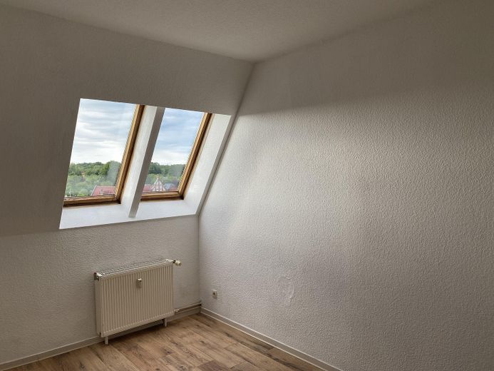 funktionale Dreiraumwohnung mit Einbauküche zentral und ruhig gelegen – Zimmer rehts