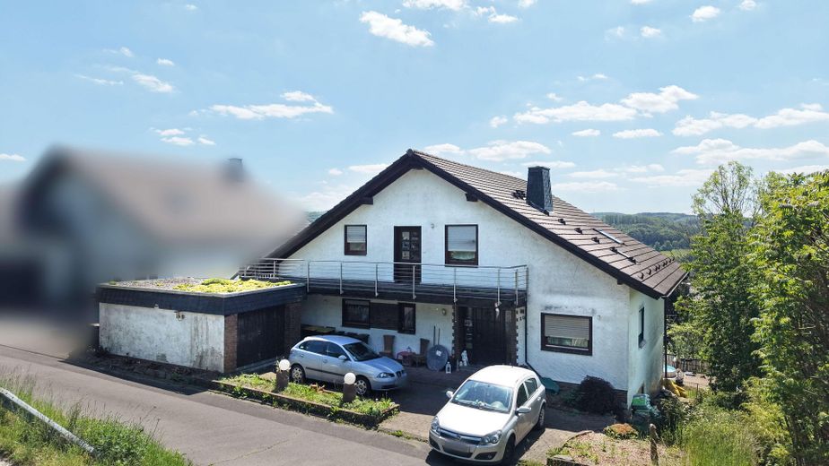 Rendimento del 6,57%, senza commissioni! Casa bifamiliare o trifamiliare in posizione elevata con vista sulla valle della Sieg – Straßenseite des Hauses