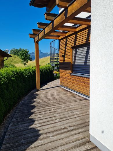 Detached house designed for two generations with mountain views in a sunny location – PRIVATE SALE – Terrasse mit Pergola