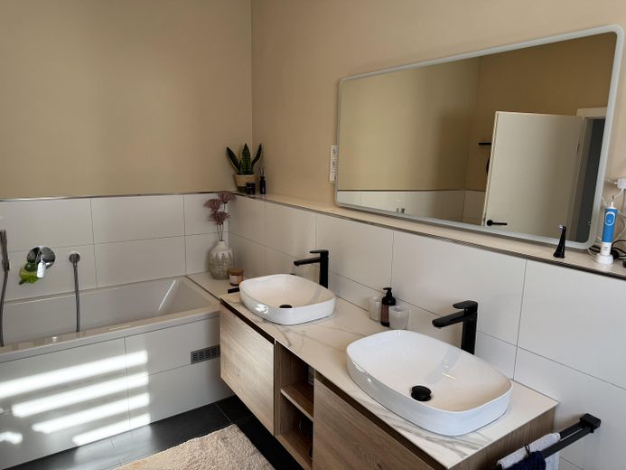 Zukunftssicheres Design-Atriumhaus: Klasse B, 12kWp PV, Klima, Kamin & Einlieger-Option – Masterbad on Suite