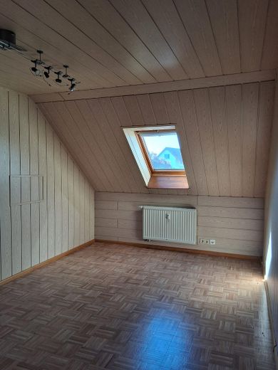 SOFORT BEZUGSFREI! Sehr geräumige lichtdurchflutete 4-Zi- Maisonette-Wohnung inkl. Balkon, Carport – Zimmer DG