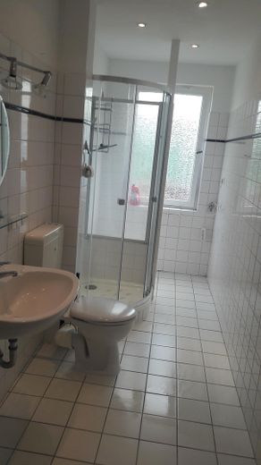 Neustadt: vacant 2-room condominium with balcony in the popular "Flüsseviertel" in Bremen Neustadt – Bad mit Dusche