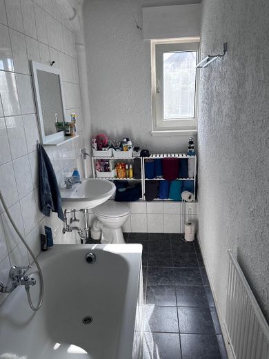 Helle 2ZKB Wohnung in zentraler Lage zu vermieten – Bad