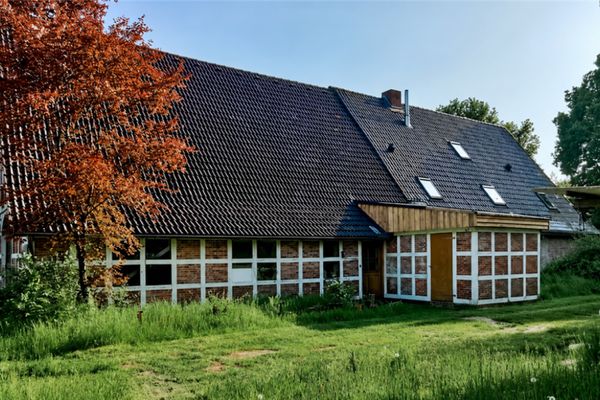 Besonderes Landhaus mit Geschichte, Charakter und Potential auf 14765 m2 Eigenland am Ortsrand von Oppeln, Wingst