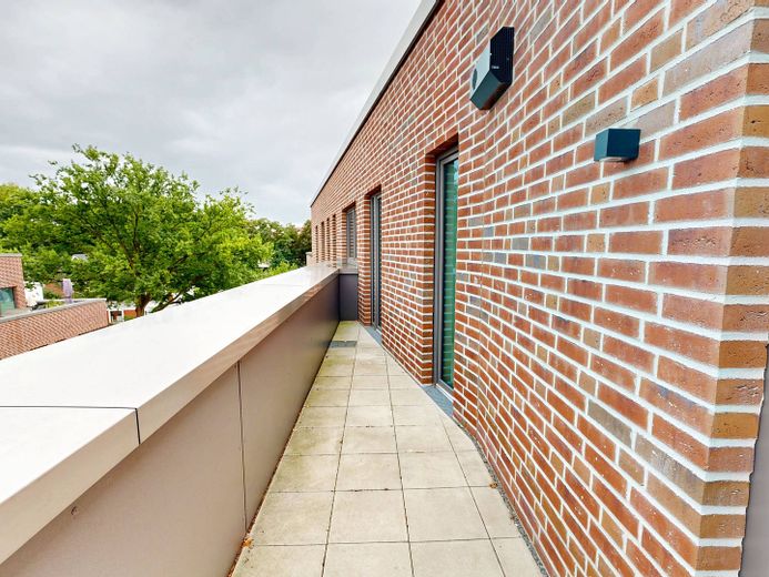 Wohntraum in Rissen: 3-Zimmer-Dachgeschosswohnung mit 2 Dachterrassen, eigenem Lift, EBK uvm. – Ansicht I: Dachterrasse I