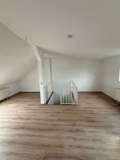 DG Maisonette 3-Zimmer mit EBK, Laminat und Wannenbad in guter Lage – Musterfoto Nachbarwohnung