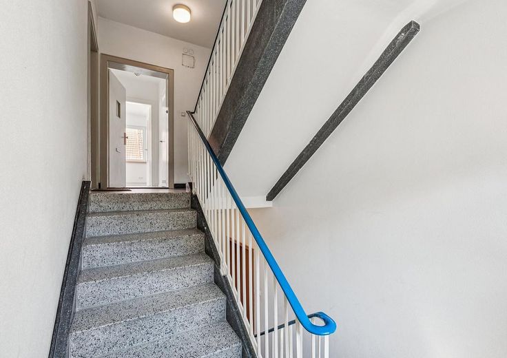Bezugsfertiges City-Apartment – saniert, modern und zentral – Treppenaufgang