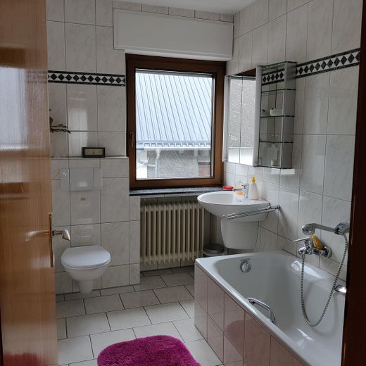 Ehemaliger Bauernhof - 2 Wohnhäuser u. Wirtschaftsgebäude auf großem Grundstück – Bad OG Haus 1 B1