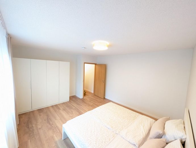 inkl. Bett und Schränke