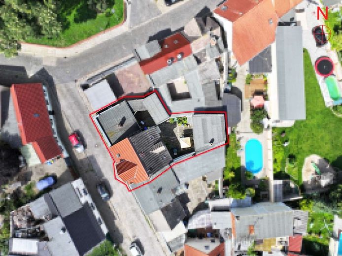 Schnäppchenpreis  stilvolles bezugsfertiges Zuhause in Barby mit Hof, Garage &amp; Nähe zur Natur – Vogelperspektive