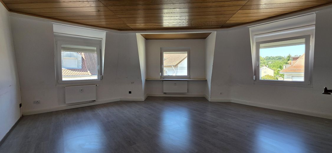 Ampio appartamento mansardato di 4 locali a Pforzheim-Brötzingen, circa 110 m², edificio residenziale plurifamiliare ristrutturato – Wohnzimmer