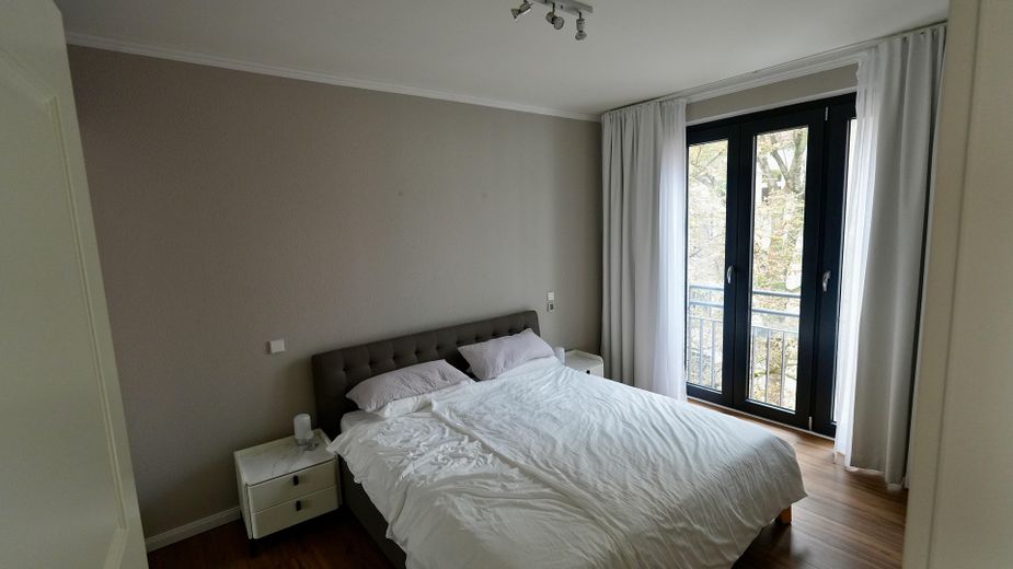 Möblierter 4-Raum nähe Ostkreuz mit großer Terrasse [Untervermietung] – Schlafzimmer