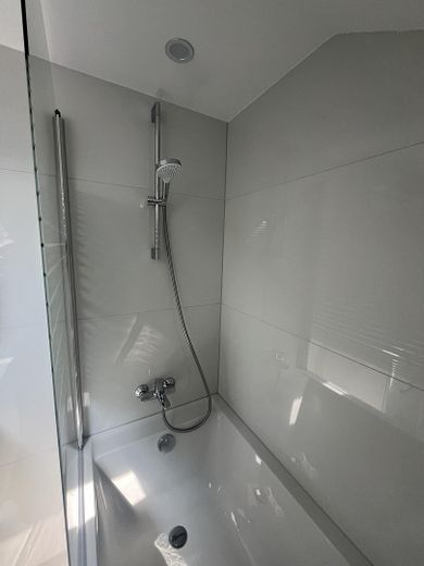 Badewanne mit Dusche
