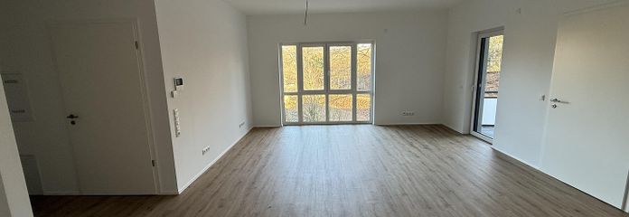 Moderne 2-Zimmer-Neubauwohnung 2026 mit Balkon & Blick ins Grüne in zentraler Lage – Wohn- & Essbereich mit Balkon