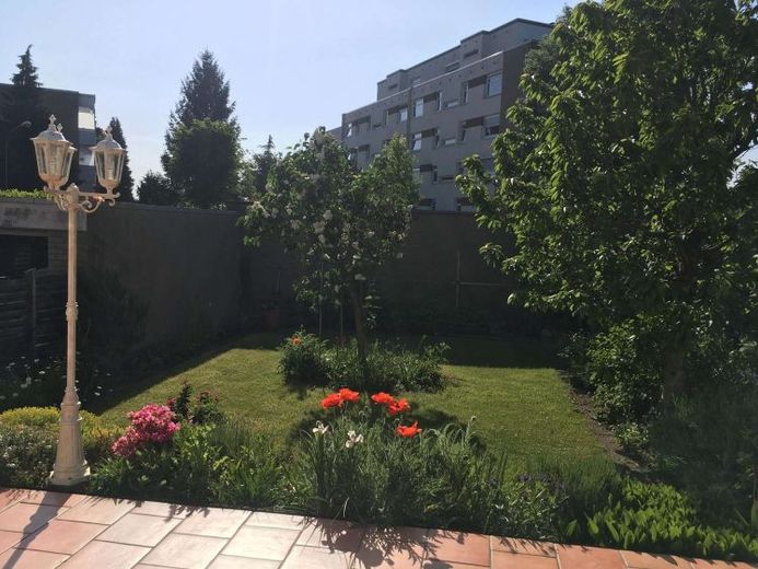 Erzielbare Kalt Miete 30.000 € kalt / Jahr - 2-3 Familienhaus mit Doppelgarage und Stellplätzen – Foto 1