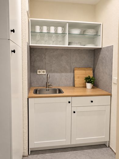 Balkon ve ankastre mutfaklı mobilyalı 1 odalı daire – yaklaşık 39 m² – Küche